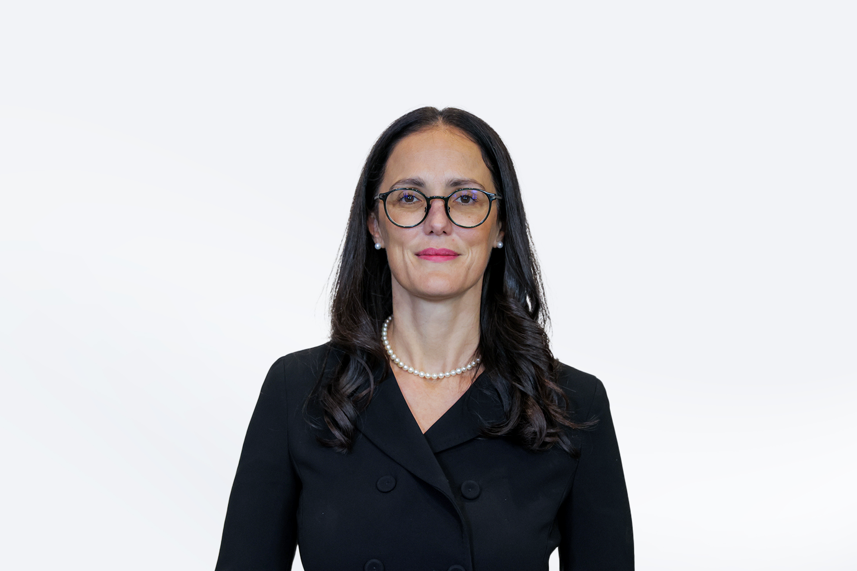 Ministërja Delina Ibrahimaj fabrikë në Vaqarr dhe resort miliona euro në Qeparo, qindra mijëra euro para publike me OJF-në e burrit dhe tjetërsim pronash. Pastrim parash me Kol Meqemenë? Karteli i kompanive dhe interesave korruptive