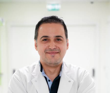 Ky është doktori Denis Godaj që i harroi pacientes fashot në bark gjatë operacionit, punon edhe për Klod Allajbeun