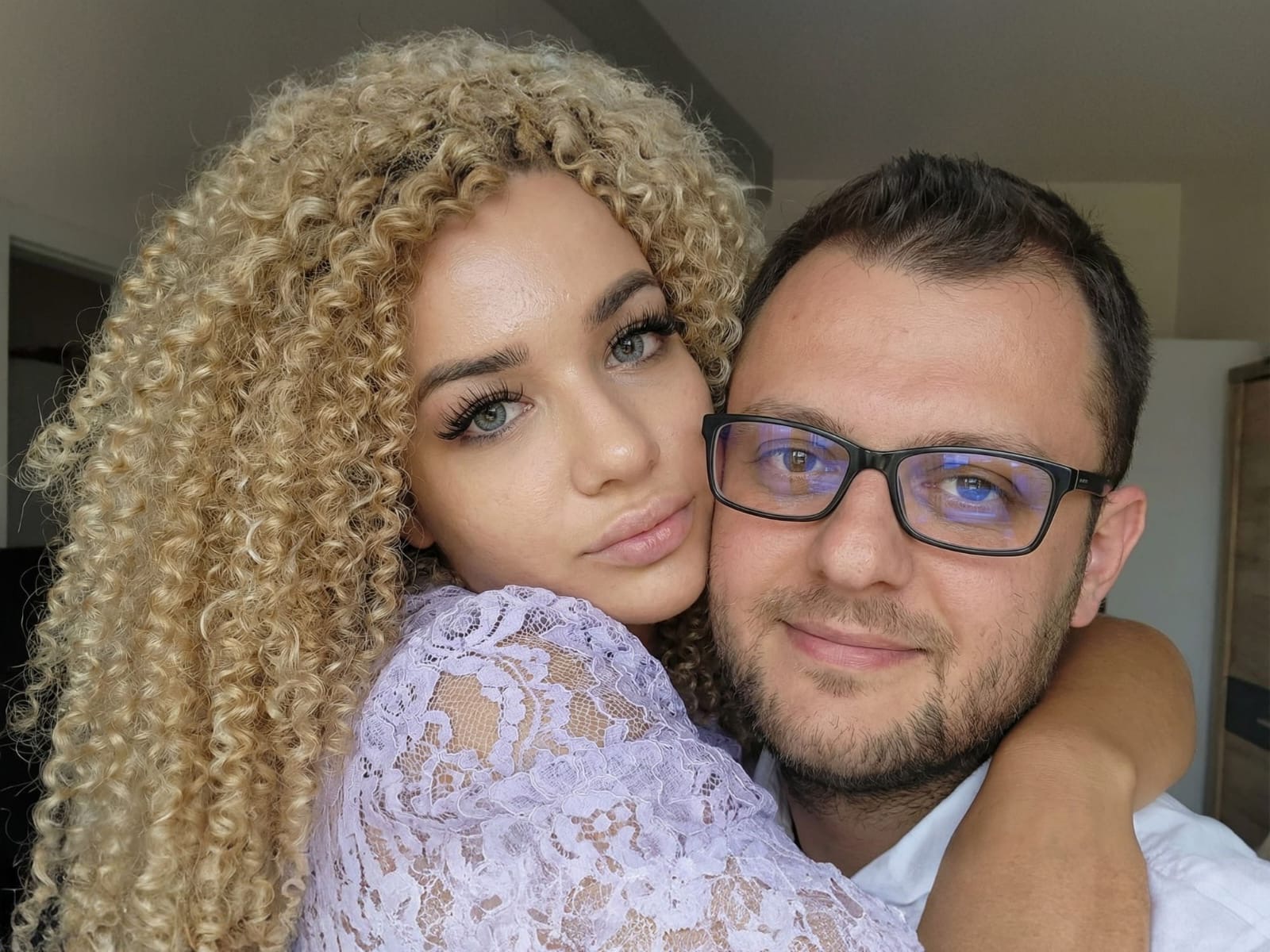 Fakte / Rrethi familjar i Daniel Shimës me të cilin pastroi paratë e AKSHI-t nga mamaja tek e dashura avokate. A do t’i arrestojë Altin Dumani?