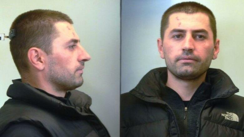 Granata dore, pistoleta dhe drogë, policia greke ‘zbraz’ çantën e shqiptarit ‘Titi’! Detaje nga operacioni: Kishte synim të qëllonte efektivët! Rrezikon mbi 73 vite burg