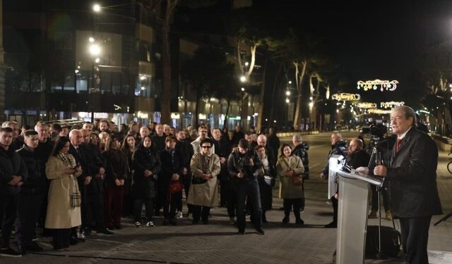 “Magjia” e pasqyrës që deformon modelet e opozitës