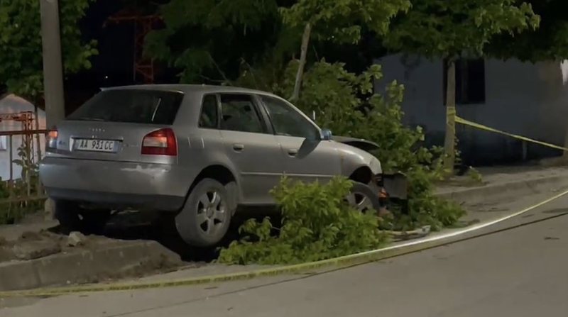 Aksident në Gramsh, automjeti del nga rruga dhe përplaset me shtyllën