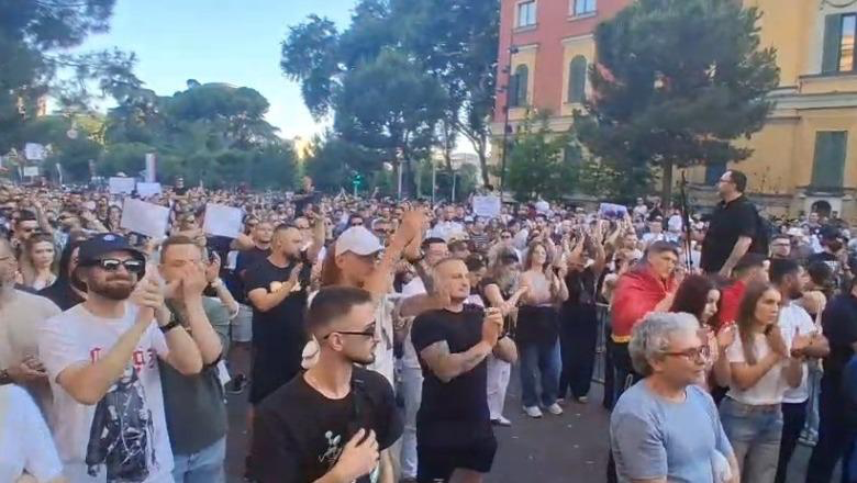 Pas dhunës në protestën e Zvërnecit, qytetarët tubim në Tiranë