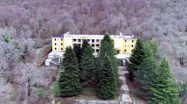 Si u tjetërsua Kampi i Pionierëve në Dajt – Shitja nga Sindikatat, transaksionet qesharake dhe plani për resort e vileta!