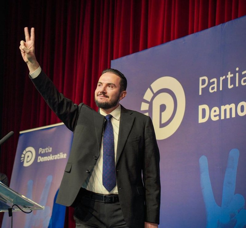 FOTOT/ Refuzuan Berishën dhe shkruajtën emrin e Salianjit në fletën e votimit, ish deputeti: Falenderim për demokratët që braktisën farsën