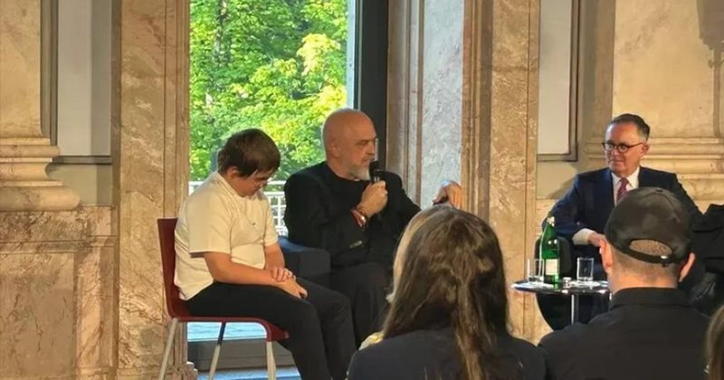 Rama në Berlin për ekspozitën ‘Krizalimi’, prezanton 13 piktura e skulptura në Ambasadën Italiane: BE-ja është bekim për ne