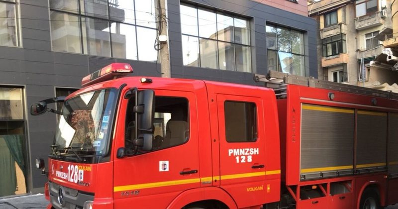Zjarr në katin e 6 të një pallati në “Komunën e Parisit”!