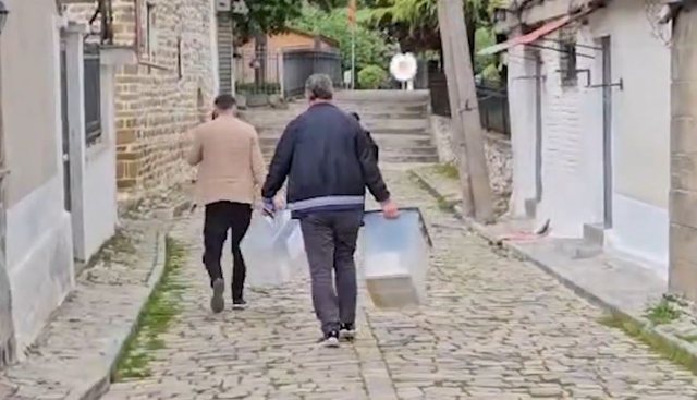 Berishës i plas revolta, Korça e para/ Zgjedhjet ndërpriten pas përplasjes për listat e anëtarësisë! Grisen fletët e votimit, komisionerët marrin kutitë dhe largohen