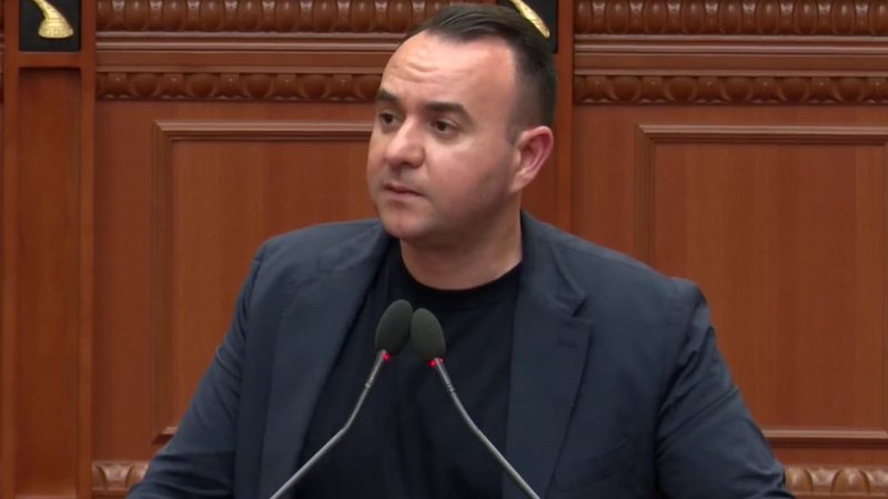 Klevis Balliu: Bibloteka e Ilir Metës në burg me vetëm 15 libra, dhoma 2 me 2, e vetmja pa sinjal