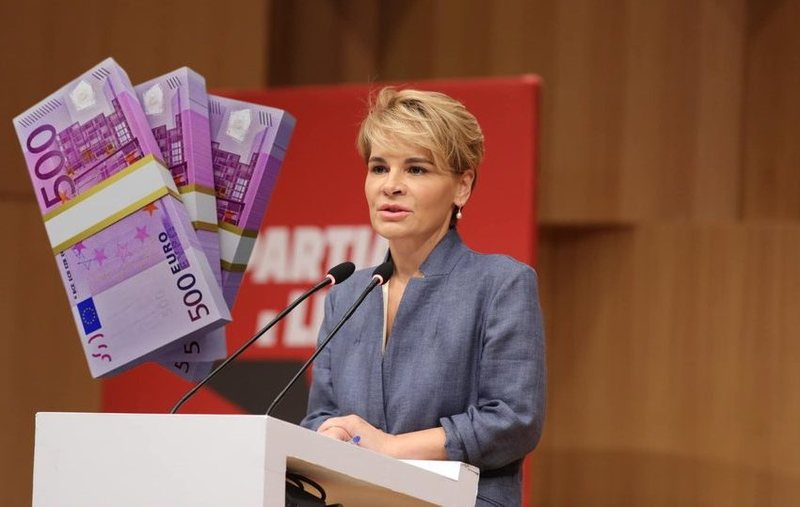 Monika Kryemadhi: Nuk e merr dot mandatin e deputetit pa hedhur 300 mijë euro, harrojeni