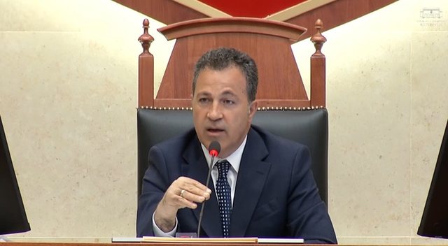 Përplasje mes Bardhit dhe Peleshit, kryeparlamentari: E njoh Kushtetutën, përdor atë librin që më qëlluat ju seancën e parë
