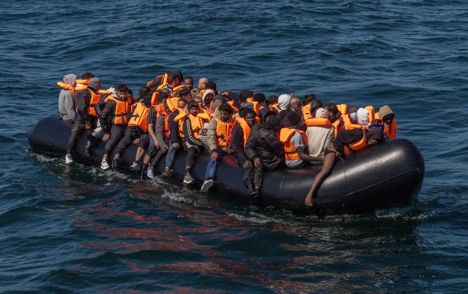 “Vetëm 150 paund”, bandat shqiptare ulin çmimin e kalimit me gomone drejt Britanisë
