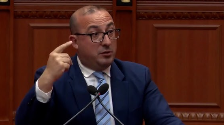 Korreshi: Situatë alarmante te “Pushimi i Shoferit” në Lushnje! Njerëzit po vriten për një lopatë dhe