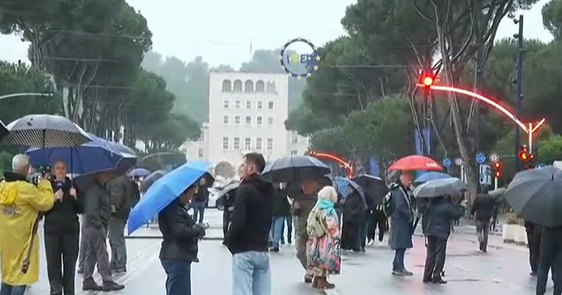 Protesta e opozitës, nis grumbullimi i qytetarëve para Kryeministrisë, 1,500 efektivë në terren