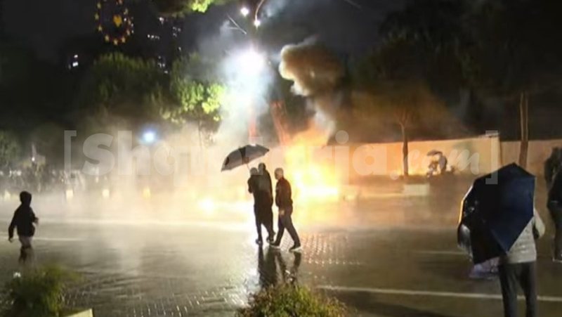 Akte dhune nga militantët e PD, molotovët hidhen në këmbët e policisë