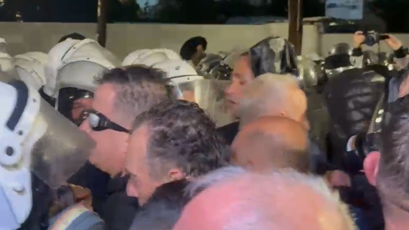 Policia ‘gardh’ në Bulevard, protestuesit shtyjnë fizikisht efektivët, hidhet sërish ujë dhe gaz lotsjellës