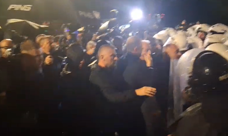 Protesta, Bledion Nallbati përplaset fizikisht dhe kërcënon efektivin: Kujdes po të them se një ditë…