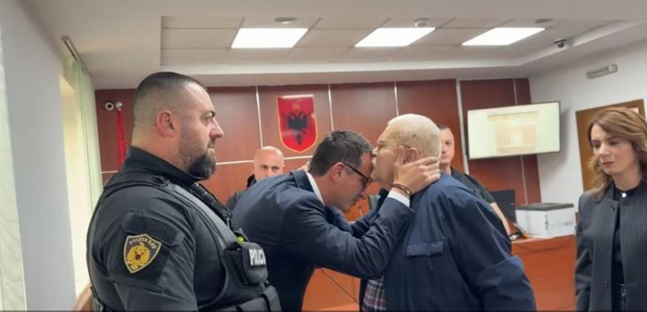Takoi Veliajn në gjyq dhe e sulmuan, flet Robert Ndrenika: Pse reagojnë kështu?! S’i kuptoj! E kam bir për shpirt, ia njoh jetën e do jem sërish nëse ka nevojë
