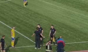 “Skandal në ‘Elbasan Arena’, ndërpritet AF Elbasani-Tirana: Gjyqtari Juxhin Xhaja goditet me shishe plastike”