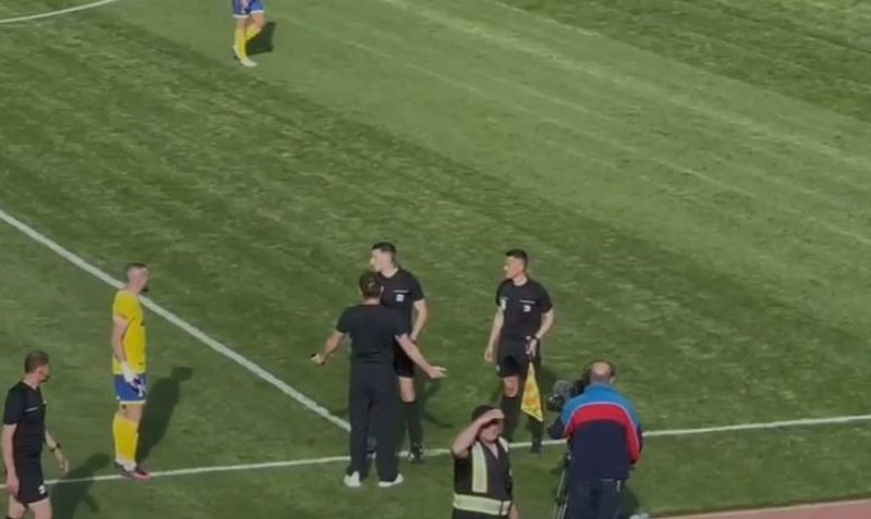 “Skandal në ‘Elbasan Arena’, ndërpritet AF Elbasani-Tirana: Gjyqtari Juxhin Xhaja goditet me shishe plastike”