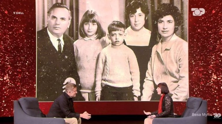 “Enver Hoxha u tërbua”, Besa Myftiu: Ja romani që e ktheu babain tim nga shkrimtar, në shitës cigaresh