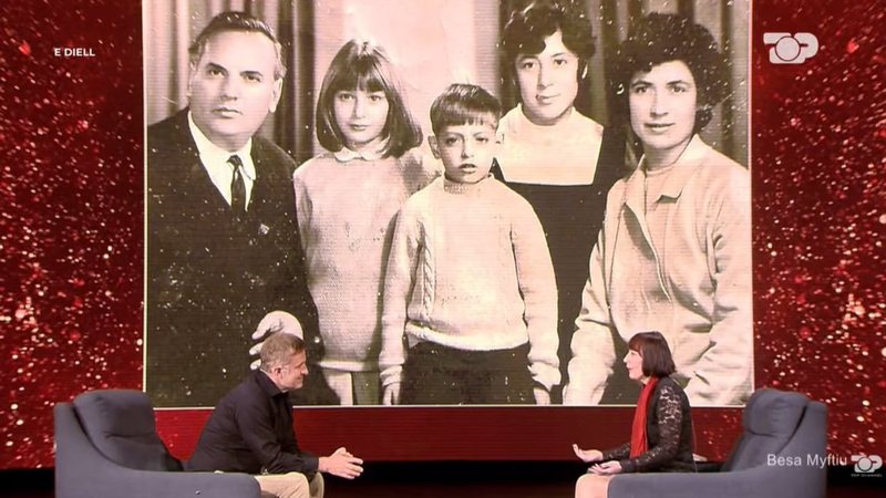 “Enver Hoxha u tërbua”, Besa Myftiu: Ja romani që e ktheu babain tim nga shkrimtar, në shitës cigaresh