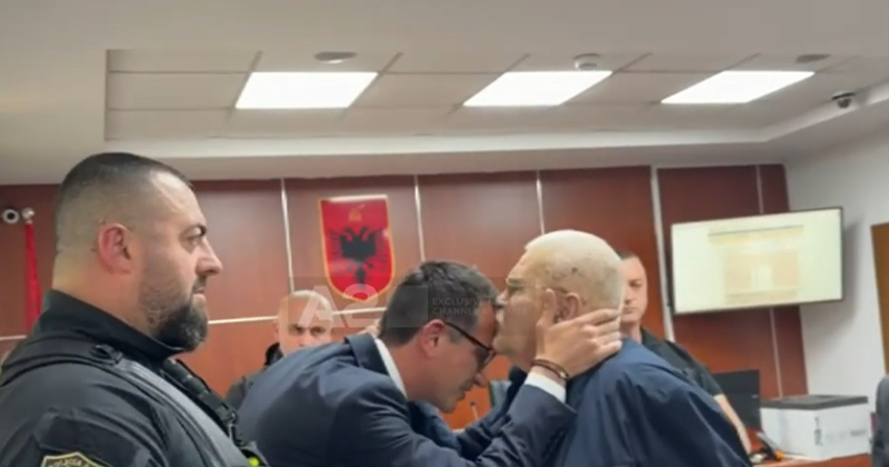 “Është mentalitet komunist që një njeri i padënuar, njerëzit t’i largohen sikur ka kolerën” – analiza e Artan Fugës për puthjen e Ndrenikës me Veliajn