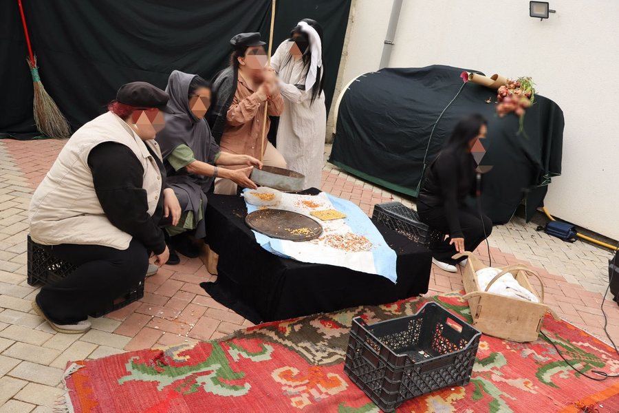 ‘Shpresë pas hekurave’! Burgu i grave kthehet në skenë, të dënuarat sjellin “Gjurmët e Tebës”