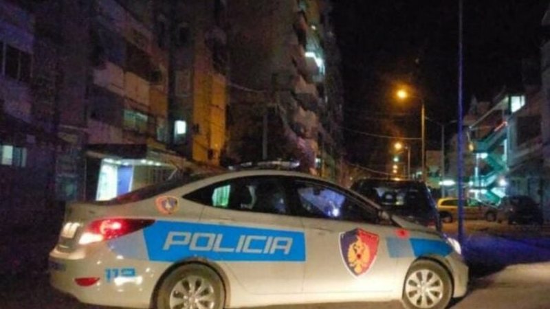 Plagoset me armë zjarri efektivi i policisë në Shkozë, transportohet për në spital. Detajet