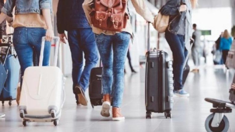 Shqipëria po zbrazet me ritme alarmante, emigrimi “fshin” 29 mijë banorë në vit