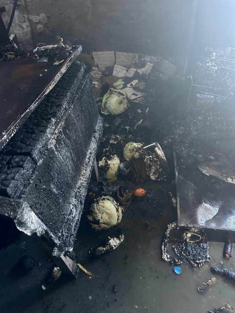 FOTO/ Përfshihet nga flakët magazina në Durrës, humb jetën 25-vjeçari nga Bangladeshi