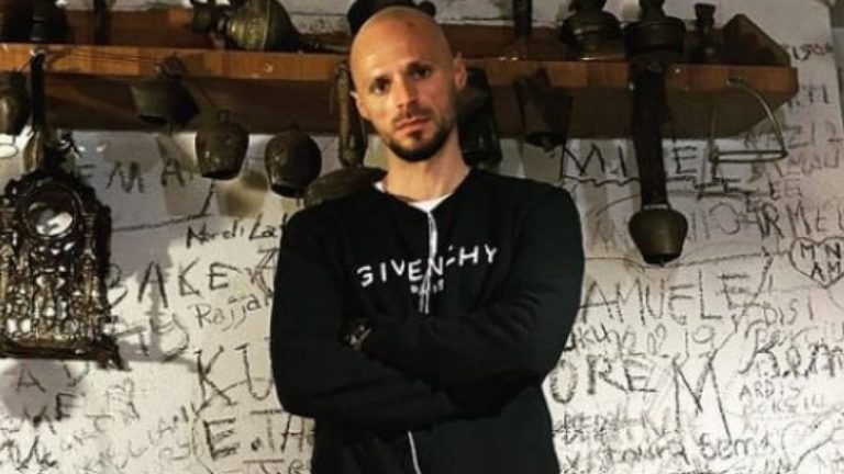 Reperi shqiptar: ‘’Jetoj në bunker, lëviz me makinë të blinduar dhe kam 2 milionë euro pasuri’’