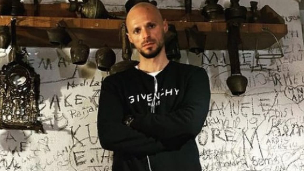 Reperi shqiptar: ‘’Jetoj në bunker, lëviz me makinë të blinduar dhe kam 2 milionë euro pasuri’’
