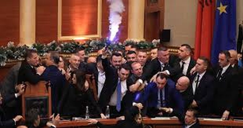 Kuvendi ju heq pagat demokratëve që përjashtoi, 10 mijë euro penalitete për deputetët, ndëshkohen edhe socialistët që munguan