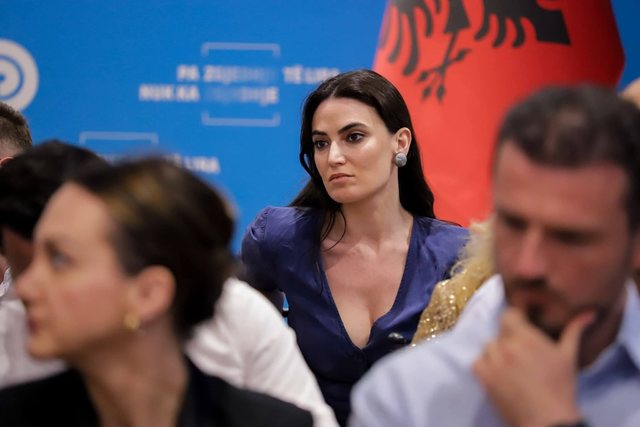 “Të q*fsha Nokën”, revoltohet demokratja: Ju media mos u merreni me Flamurin, por me ne që po shpërthejmë fizikisht dhe intelektualisht