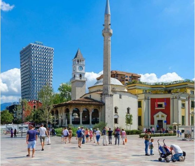 “Daily Mail” reklamon Shqipërinë: Tirana, një nga destinacionet më të lira për pushime në Evropë