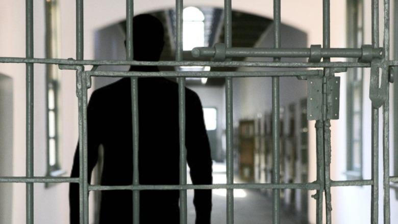 Raporti/ Gjysma e kërkesave të prokurorëve: Arrest në burg! Paraburgimet, shumë larg Evropës. Rreth 58% e popullsisë në qeli (ende pa një dënim)