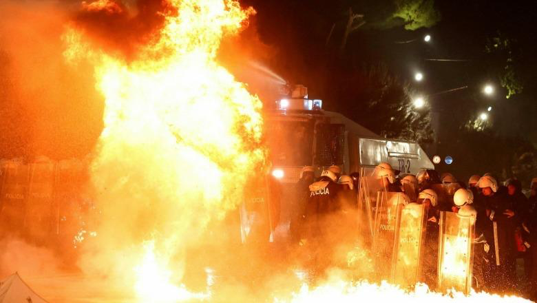 Protesta e PD/ Sulmuan me molotovë efektivët e policisë, nën hetim 6 militantë të Berishës dhe organizatori Klevis Balliu