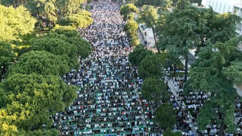 Sot Kurban Bajrami/ Mijëra besimtarë myslimanë falin namazin në bulevardin ‘Dëshmorët e Kombit’! Kreu i KMSH: Dita e solidaritetit dhe ndihmës ndaj njëri-tjetrit