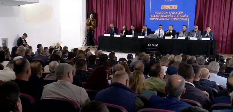 Opozita “uzurpon” kohën me fjalime politike në dëgjesën me kryetarët e bashkisë, Mazniku kërkon të ruhet pariteti