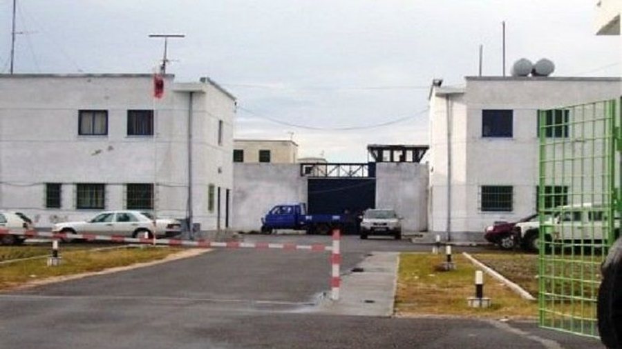 Kontroll blic në burgun e Fushë-Kosovës në Lushnjë, gjendet një telefon i fshehur në derën e qelisë