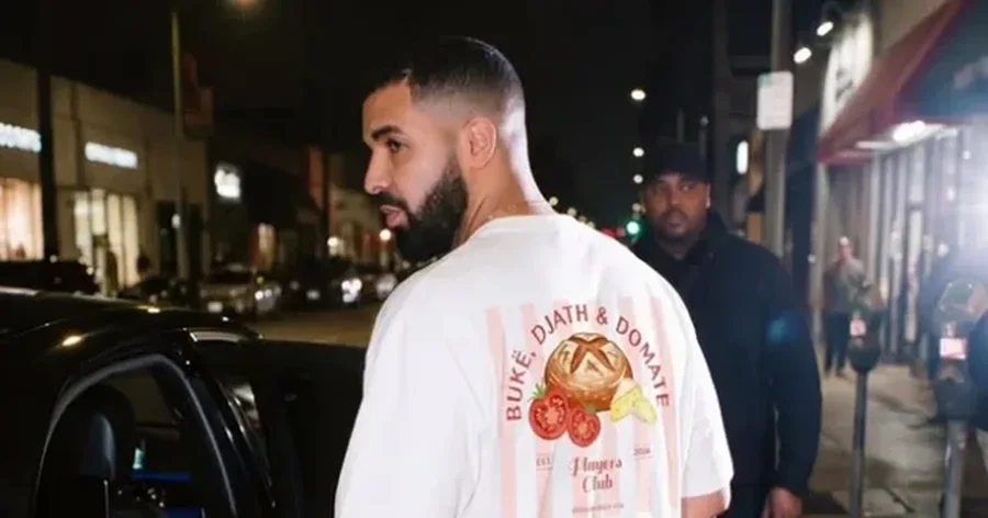 Drake nuk ‘heq dorë’ nga shqiptarët/ Bluza “Bukë, djathë & domate” ndez rrjetin dhe hap diskutime të reja
