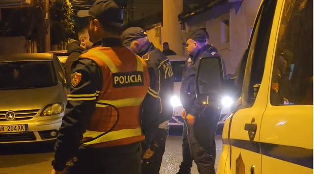 Plagoset një tjetër polic! 45-vjeçari në Kuçovë i merr armën gjatë arrestimit dhe e qëllon