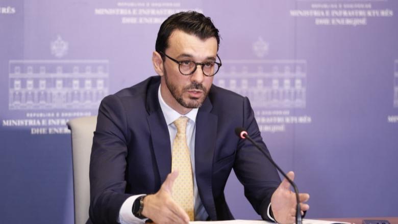 Aeroporti i Vlorës / Ministri Karakaçi: S’ndërhyjmë në konfliktin mes Pacollit e Ademit, do vendosim penalitete deri në prishjen e kontratës! Po dëmtojnë reputacionin kombëtar