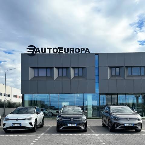 Skandal /  “Auto Europa” e Indrit Bardhos denoncohet për mashtrim me makinat, pajisje të dyshuara false, garanci fantazmë dhe ndërhyrje që mund të kenë dëmtuar sistemet elektrike të automjeteve
