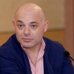 Doli në përgjime për pronat, Blendi Fevziu akuzohet se po nxit vrasjen e qenve, gazetari beu më i madh i tokave në Gjirin e Lalzit