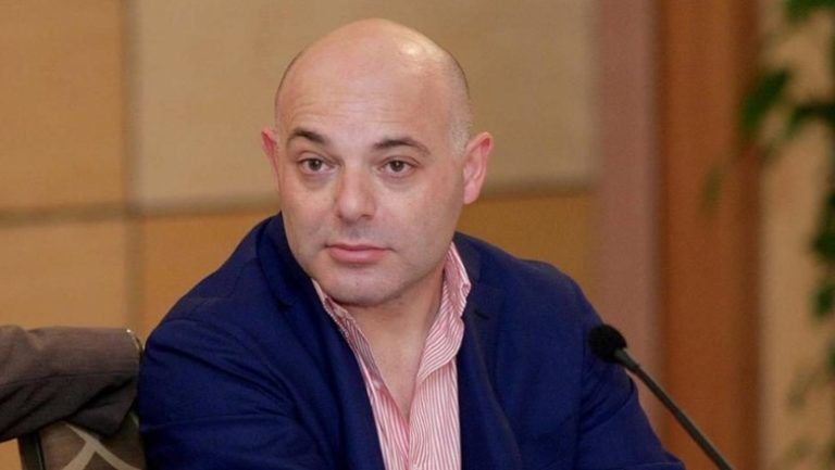 Doli në përgjime për pronat, Blendi Fevziu akuzohet se po nxit vrasjen e qenve, gazetari beu më i madh i tokave në Gjirin e Lalzit