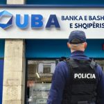 UBA Bank si organizatë kriminale, grabitje llogarish, pengmarrje, pastrim parash dhe mashtrim. Drejtori dhe nëndrejtori u vodhën 400 mijë euro klientëve. Pse dosja nuk i kalon SPAK-ut?