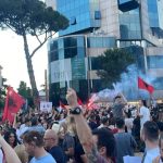 Protesta / Shkëlzeni i jep udhëzime Andi Tepelenës, të infiltruarit e PD-së tentojnë të pengojnë thirrjet ‘Berisha n’burg’, revulucioni në rrezik