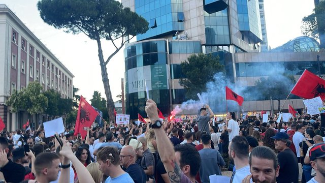 Protesta / Shkëlzeni i jep udhëzime Andi Tepelenës, të infiltruarit e PD-së tentojnë të pengojnë thirrjet ‘Berisha n’burg’, revulucioni në rrezik